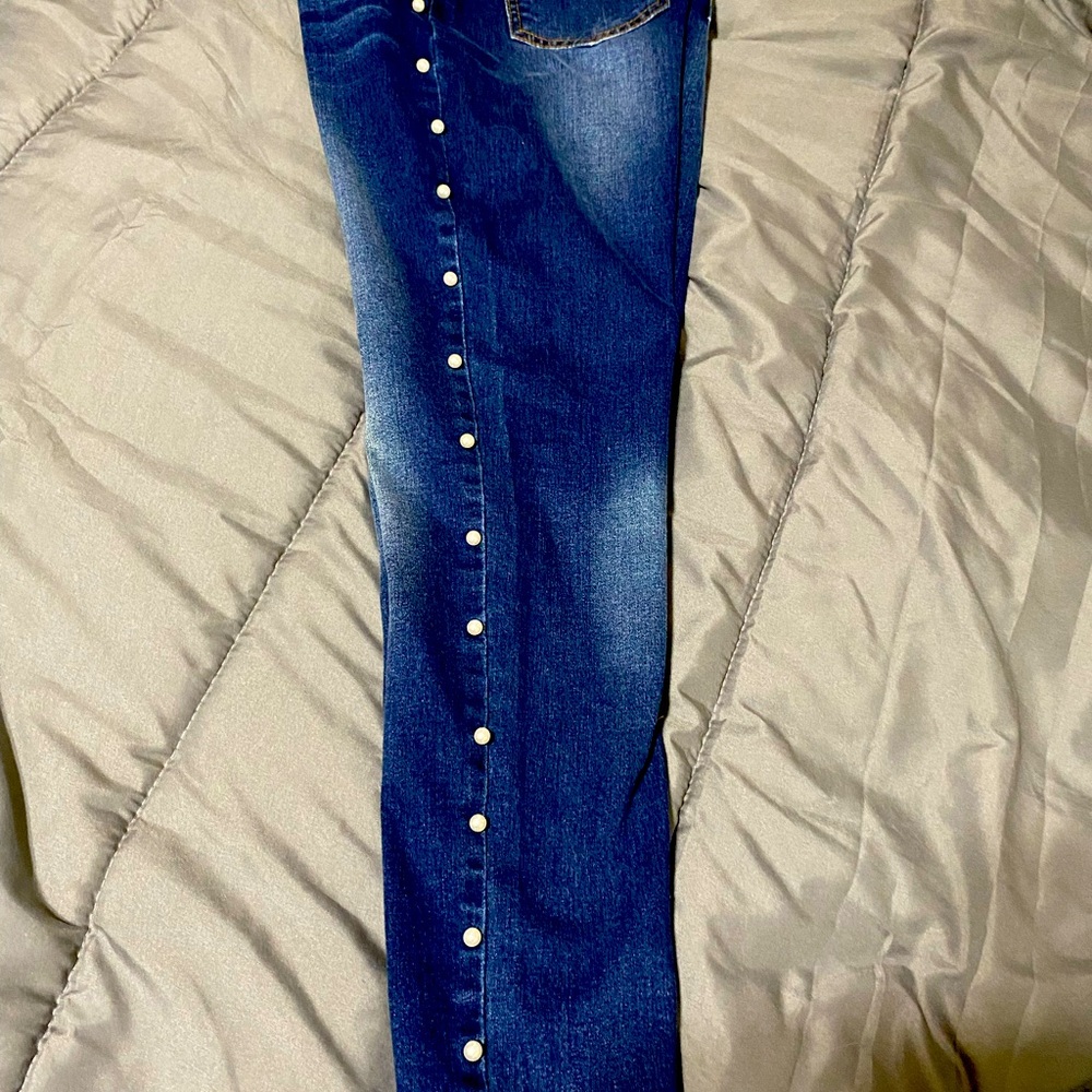 Cute jeans with pearl accents